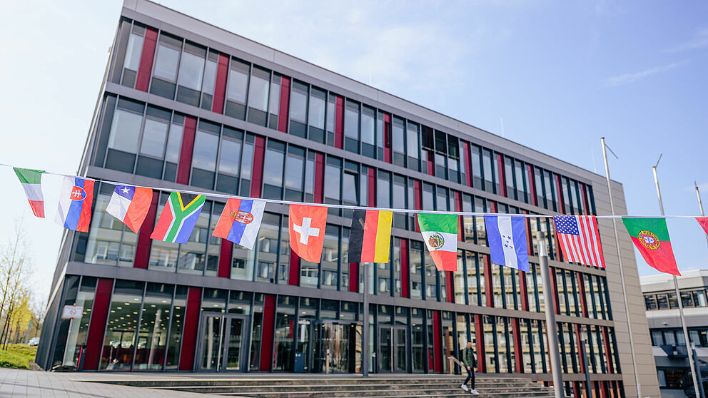 Flaggen verschiedener Länder vor dem UPB-Gebäude