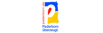 Logo der Stadt Paderborn. Ein weißes P oben auf blauem und unten auf gelbem Hintergrund. Links neben dem P steht senkrecht die Internetadresse paderborn.de. in blauer Schrift darunter steht Paderborn überzeugt.