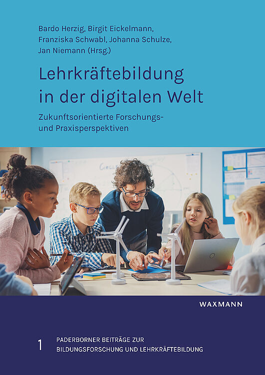 Das Foto zeigt das Cover des Bandes auf dem eine Lehrperson zu sehen ist, die mit vier Kindern gemeinsam an einem Tisch sitzt und eine Gruppenarbeitsaufgabe bearbeitet