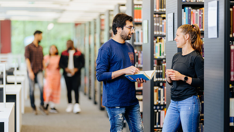 Studierende in der Bibliothek