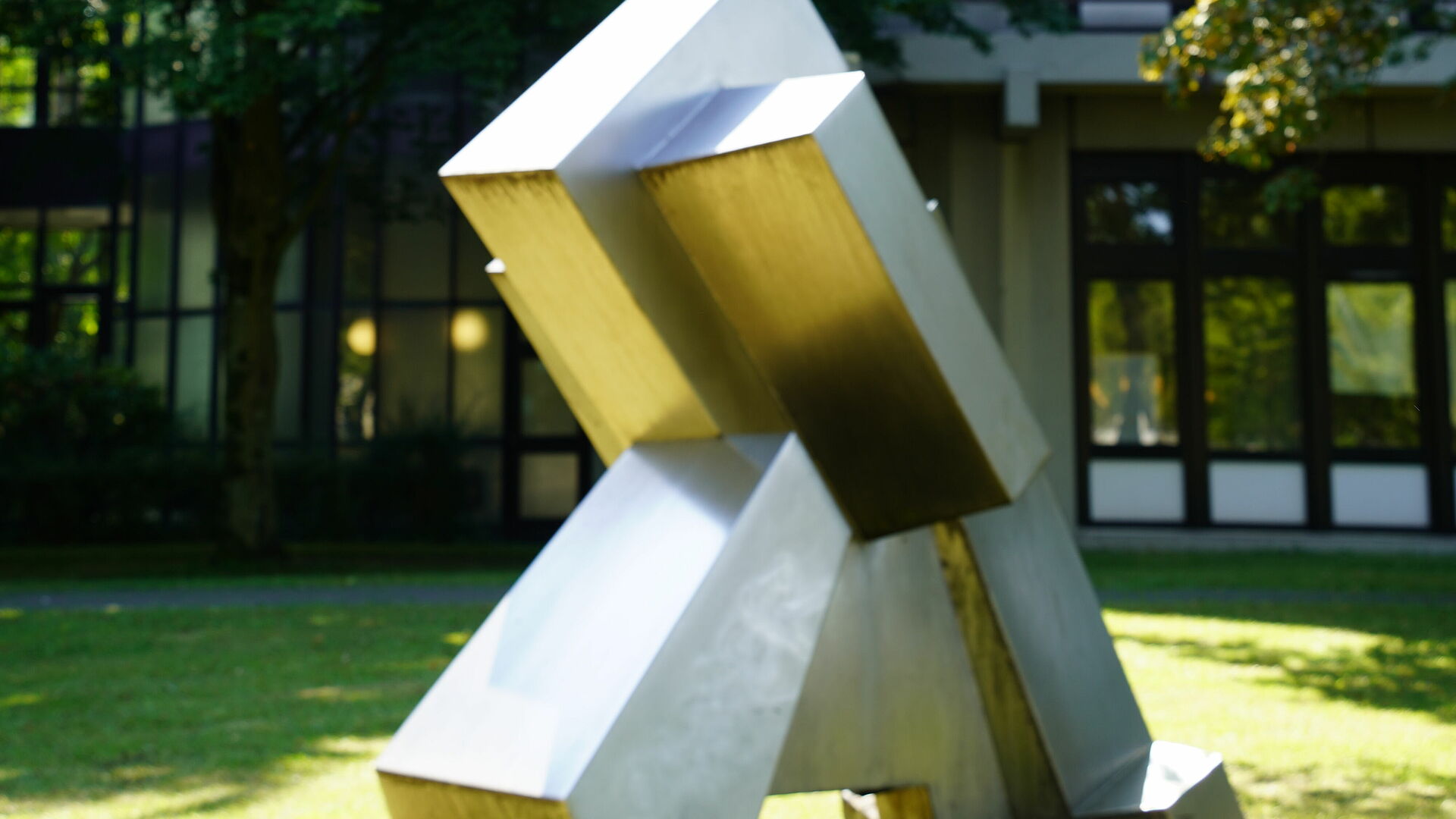 eine Skulptur auf dem Campus