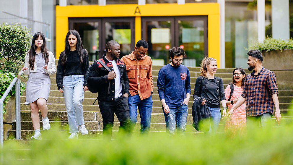 Das Foto zeigt Studierende auf dem Campus