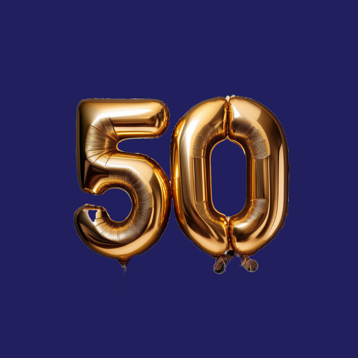 eine goldene 50 auf blauem Grund